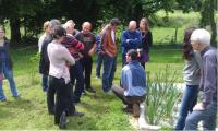 Le propriétaire présente aux participants l’installation et le principe de la phyto-épuration.